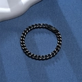 Dettaglio del bracciale a catena cubana punk nero su sfondo testurizzato - Larghezza 2,0 mm x Lunghezza 20 cm / Nero
