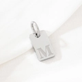 Ciondolo quadrato in acciaio inox argento con lettera M incisa su superficie in tessuto - Lettera M (KLJ9845-Z) / Argento