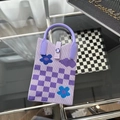 Détail du sac tricoté violet avec motif damier lilas et éléments floraux - Fleur à Damier Violet (Sac de Téléphone)