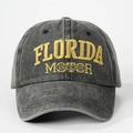 Primer plano detallado del bordado amarillo Florida Motor en gorra de béisbol vintage - Negro