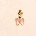 Close-up van de gouden haarclip met een roze transparante vlinder hanger van kristal - Goud met roze strass