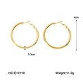 Dettaglio di orecchini a cerchio placcati oro 18K con diametro 4cm e peso di 11 grammi - Cerchio Diametro 40mm (HC-E10118) / Oro