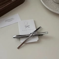 Pince à cheveux minimaliste en métal argenté avec nœud et finition mate élégante - Clip Croisé En Cuir Argenté