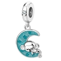 Detailansicht eines silbernen Affenanhängers auf blauem Mond für DIY-Armbänder - Affe auf dem Mond Anhänger
