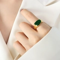 Anillo ancho minimalista de acero dorado con una piedra rectangular de color verde - US 7 / Dorado