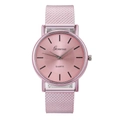 Détail de montre à quartz rose avec cadran rond et bracelet en maille métallique - Rose