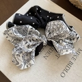 Détail d'un chouchou en satin à pois et motif paisley avec une texture douce et lisse - Chouchou-Noir