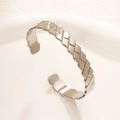 Bracciale rigido aperto in acciaio al titanio argento con motivo a griglia geometrica - Acciaio Argento Stile 09