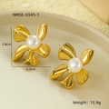 Macro shot of gold bow-shaped earrings with pearls and dimensions 2.8cm x 2.5cm - Gold Bowknot Pearl(G545-1)