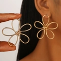Schicke goldene hohl draht Blumenohrringe mit geometrischem 5-Blatt-Design für Damen - Fünfblättrige hohle Blumenohrringe (DZ-435-28) / Gold