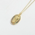 Vergoldete Vintage-Halskette mit ovalem Relief-Anhänger und bunten Edelsteinen - Gold Bunter Zirkonia Jungfrau Maria (Klein)