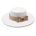 Elegante cappello bianco a tesa piatta con nastro champagne e logo metallico M - M (56-58cm) / Bianco