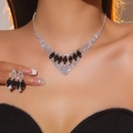 Set collana a V e orecchini argentati con pietre marquise nere e strass scintillanti - Stile Gemma Marquise Nera Base Argento (DTN14027349BK)