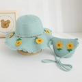 Dettaglio del cappello di paglia verde menta con ricamo girasole e borsa abbinata - Taglia Bambini 52cm Circonferenza / Cappello Blu Chiaro + Borsa