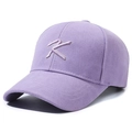 Hellviolette Baseballkappe mit besticktem Buchstaben K und gebogenem Schirm für Outdoor - Lila
