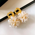 Elegante vergulde bloemoorbellen met getextureerde ringen en witte bloembladen chic - Goud