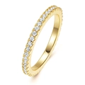 Detalle de anillo de eternidad dorado con fila única de circonitas brillantes - US 6 / Dorado
