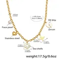 Detailansicht der Edelstahl-Halskette mit Muschelblume und Perlenanhängern - Goldene Blume Multi-Accessoire Halskette (P1241)