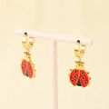 Boucles d'oreilles créoles dorées avec breloques coccinelle en émail rouge et noir - Style Coccinelle Texturé (KE120137-SXSJ)