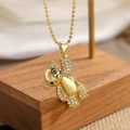 Dettaglio del ciondolo a forma di orsetto placcato oro con zirconi su base di legno - Orsetto Lucido con Zirconia Trasparente (23644)