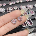 Pendientes de corazón rosa con halo de diamantes y detalle de lazo en oro de 18 quilates - 0010 Pendientes de Corazón Grande de Diamante Rosa