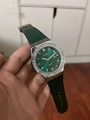 Vue macro détaillée du cadran vert et de la lunette sertie de strass de la montre à quartz - Boîtier Argent Bracelet en Cuir Vert