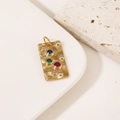 14K vergoldeter rechteckiger Anhänger mit Hammerschlag-Optik und farbigen Steinen - Gehämmerte Rechteck Dreifarbige Edelsteine (H-7330) / 14K Gold