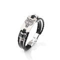 Primo piano di bracciale da uomo in pelle con piastra metallica e incisione testa di lupo - Nero