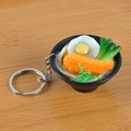 Portachiavi ramen giapponese realistico con gambero tempura e uovo su legno - Tagliatelle ai Gamberetti e Uova con Portachiavi