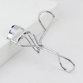 Klassieke zilveren roestvrijstalen wimperkruller met wit siliconen kussentje op houder - Zonder Veer / Zilver