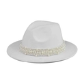 Vista detallada del elegante sombrero fedora blanco de fieltro con adornos de perlas - Blanco
