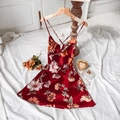 Weinrotes Satin-Slipkleid mit Blumendruck, Kreuzträgern und seidigem Finish - S / Rot Geblümt