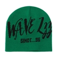 Dettaglio del berretto in maglia verde con scritta jacquard WAVE 22 nera e trama morbida - M (56-58cm) / Verde
