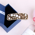 Pasador rectangular con pedrería marrón, perlas y un dije de conejo de estilo vintage - Conejo de Perla [Oro Cuadrado]