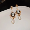 Detailansicht der Vintage-Cameo-Ohrringe mit Goldbeschichtung und facettierten Kristallen - Reliefporträt Schwarzer Tropfen Stil (49#)