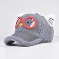 Dettaglio cappellino in lana d'agnello con orecchie di gatto e decorazione occhiali cartoon - 55cm Circonferenza / Grigio