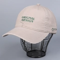 Berretto in cotone beige con ricamo verde esposto su un supporto in metallo - M (56-58cm) / Cachi