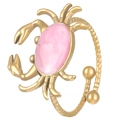 Detalle de anillo de cangrejo dorado con esmalte rosa y banda ajustable de textura de cuerda - Anillo Abierto de Cangrejo de Esmalte Rosa (4731) / Dorado
