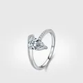Eleganter Ring aus S925 Sterlingsilber mit Kristall im Birnenschliff und Pavé-Band - US 5 / Wassertropfen-Stil