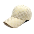 Dettaglio del cappellino da baseball con motivo a scacchi dorati e trama metallica - M (56-58cm) / Beige