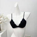 Bralette a triangolo in pizzo nero stile francese con spalline sottili su manichino - S / Nero