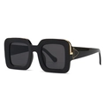 Gafas de sol cuadradas negras con detalle de triángulo dorado y lentes oscuras chic - Negro