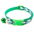 Collier de Noël vert pour chat avec motifs flocons et grelot sur fond blanc - Vert 1 (Imprimé Sapin de Noël)