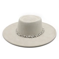 Minimalistische beige suède fedora hoed met kristallen ketting en vlakke brede rand - M (56-59cm) / Broken Wit