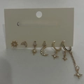 6-teiliges goldenes Ohrring-Set mit Sternen und Monden aus Strass auf Schmuckkarte - Stern Mond Stil (6522)