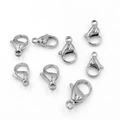 Polierte Edelstahl-Karabinerverschlüsse in Silber für DIY-Schmuck auf weißem Grund - 9mm / Stahlfarbe