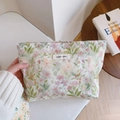 Détail de la trousse de maquillage en coton fleuri avec étiquette Simple Wish - Feuille Vert Clair et Fleur Rose-Orange