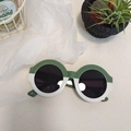 Retro oval sunglasses with two-tone olive green and white frame and dark lenses - Green 13