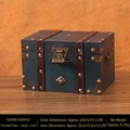 Boîte de rangement vintage en bois vert émeraude avec rivets en laiton et poignée - Grand-Serrure de la Chance / Émeraude
