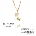 Detailansicht der goldenen Blumenkette mit lila Emaille und 45cm Kettenlänge im Fokus - Goldfarbe - Schwertlilie